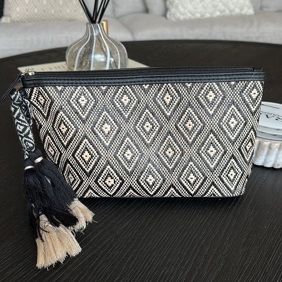 ⚡️ HOST PICK ⚡️ Altar’d State Pouch - Picture 1 of 5